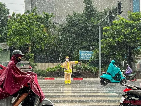 CSGT Hà Nội khuyến cáo người dân hạn chế ra đường đề phòng mưa, bão