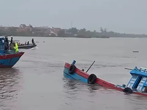 Lật tàu chở 9 người ở Quảng Ninh