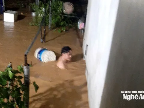 Nước lũ dâng cuồn cuộn, người dân khẩn cấp di dời trong đêm, nhiều gia đình không kịp cứu tài sản
