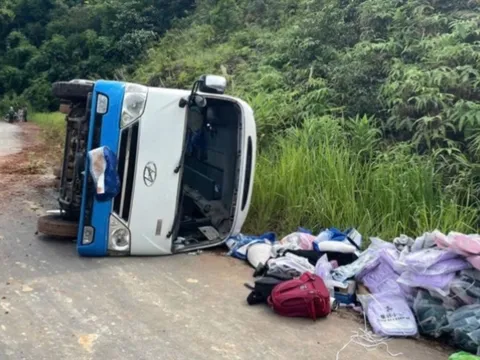 Lật ô tô chở 19 sinh viên đi từ thiện ở Tà Đùng