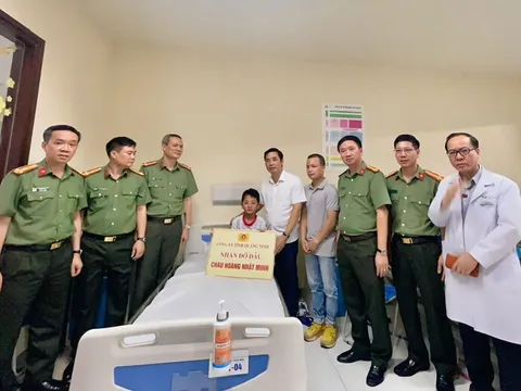 Công an Quảng Ninh nhận đỡ đầu bé trai sống sót vụ lật tàu trên vịnh Hạ Long