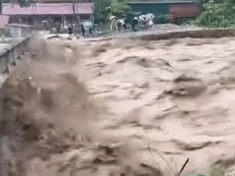 Cảnh báo lũ ở Nghệ An: Sông Cả đang rút nước nhưng hiểm họa vẫn rình rập