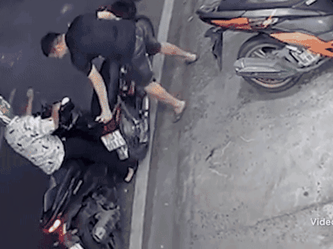 Clip: Người đàn ông nhiều lần đạp ngã xe của shipper và cái kết khiến ai cũng hả hê