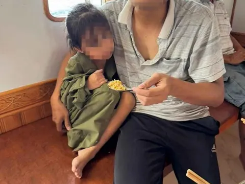 2 bố con Nghệ An bị sóng cuốn mất tích, được cứu sống sau 1 đêm lênh đênh trên biển