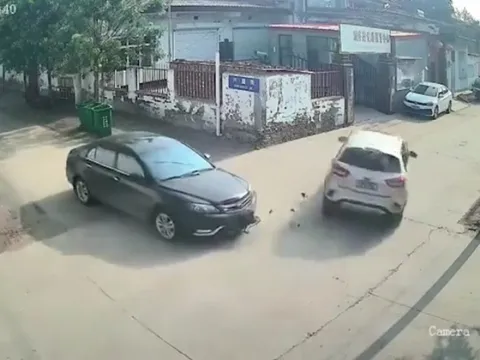 Clip: "Dở khóc dở cười" hai ôtô va chạm tại ngã tư, một xe lao thẳng vào nhà dân