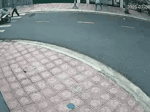 Clip: Chủ nhà giằng co rồi bất lực nhìn tên trộm xe máy tẩu thoát