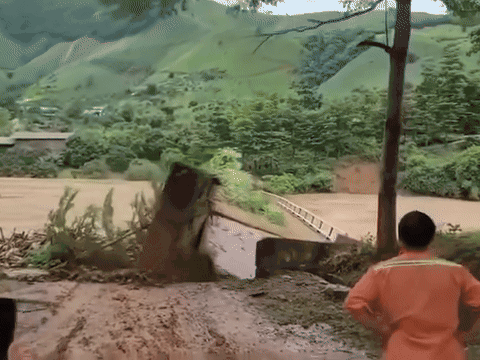 Clip: Kinh hoàng lũ cuốn trôi cây cầu bê tông ở Sơn La