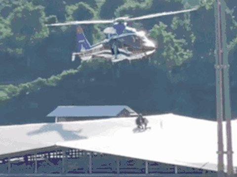 Clip: Xúc động khoảnh khắc trực thăng giải cứu người dân Sơn La mắc kẹt giữa dòng lũ