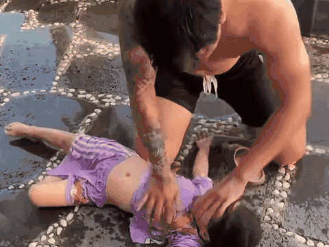 Clip: Thót tim giây phút nam thanh niên 'giành giật' mạng sống cho bé gái bị đuối nước