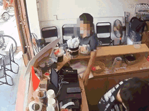 Clip: Nam nhân viên quán nước mất điện thoại, xem lại camera mà sững sờ