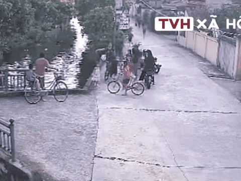 Clip: Thót tim cảnh 2 bé trai đạp xe rơi xuống mương, một bé trai kịp lên bờ gọi người cứu bạn
