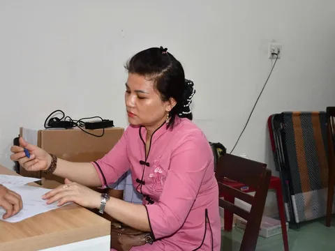 Vụ bảo mẫu ném bé trai 14 tháng xuống nền nhà: Không có phép màu cho bé con!