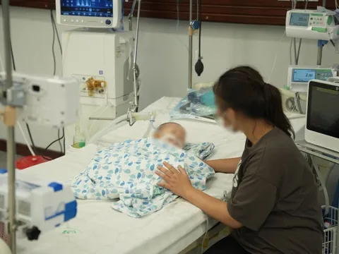 Bé trai 1 tuổi suy hô hấp nguy kịch do uống phải tinh dầu đuổi muỗi