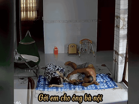 Clip: Gửi con cho ông bà để đi làm, mẹ xem camera mà rưng rưng nước mắt