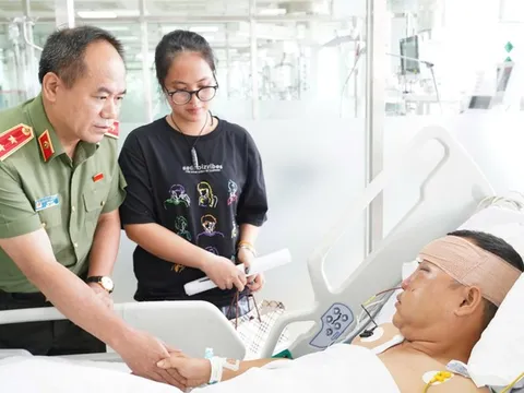 Giám đốc Công an TP Hà Nội thăm hỏi, động viên chiến sĩ Cảnh sát bị thương khi làm nhiệm vụ A80