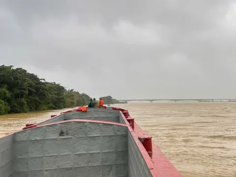 5 ngư dân lênh đênh giữa dòng sông Lam do lũ lên quá nhanh