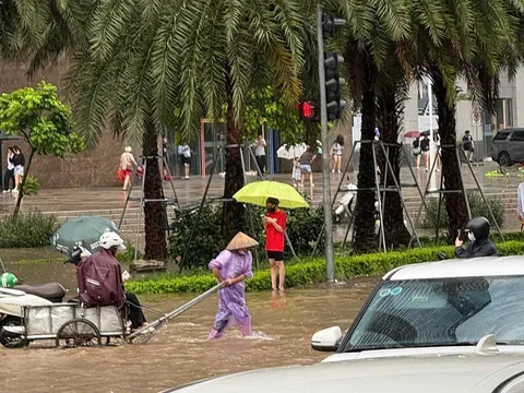 Nhiều tuyến phố Hà Nội ngập sâu sau mưa lớn, loạt dịch vụ “ăn theo” kiếm cả triệu đồng