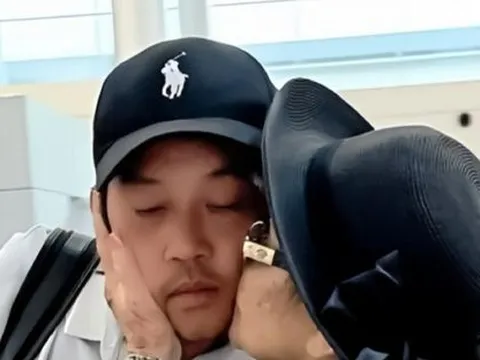 Xúc động khoảnh khắc đong đầy tình cảm giữa Hoài Linh và mẹ ruột
