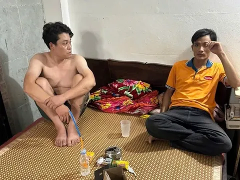 Kiểm tra phòng trọ, Công an Hà Nội bắt quả tang hành vi đáng xấu hổ của 2 thanh niên