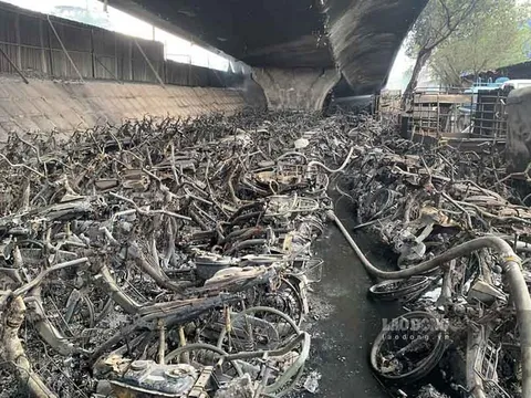 Khẩn trương điều tra nguyên nhân vụ cháy bãi xe dưới chân cầu Vĩnh Tuy​