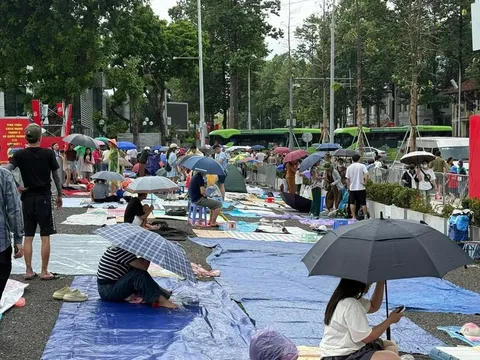 Nhiều người trải bạt ở các tuyến đường trung tâm chờ xem diễu binh từ trưa 31/8