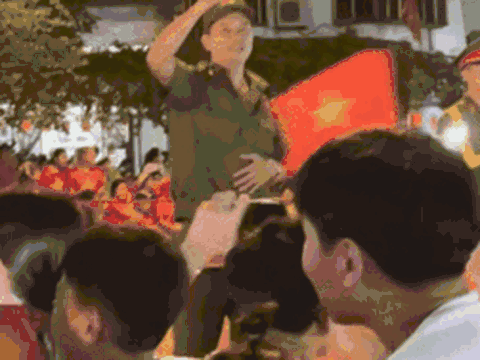 Không khí tưng bừng khắp nẻo đường Hà Nội trước giờ G: Đã quá Tổ quốc ơi!