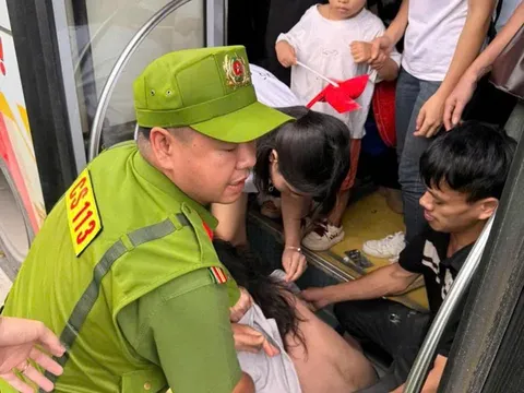 Một phụ nữ trung niên bị khống chế trên xe buýt, nghi vấn có hành vi đáng xấu hổ