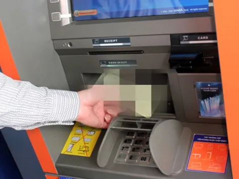 Đi rút tiền thấy số tiền lớn ở khe nhận cây ATM, người đàn ông có hành động bất ngờ