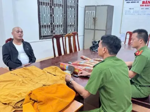Cho thanh niên lạ mặt vào nhà thắp nhang, cô gái không ngờ kết cục nhận được