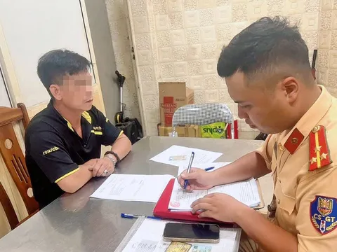 Danh tính tài xế chở theo téc chứa dầu làm dầu diesel đổ xuống đường Hà Nội