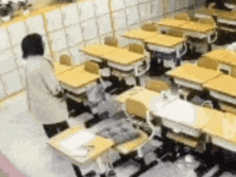 Khó hiểu đoạn video ghi cảnh cô giáo đứng giảng bài trong lớp học trống lúc nửa đêm