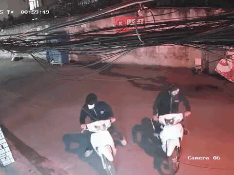 Clip: Trộm xe máy manh động tại phường Từ Liêm, Hà Nội