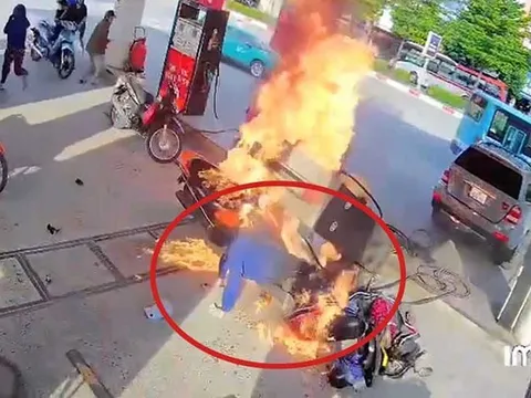 Hà Nội: Tài xế ô tô Mercedes lùi trúng trụ bơm xăng gây cháy nổ lớn