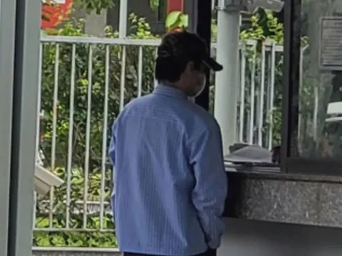 Hình ảnh ca sĩ Khánh Phương tại trước trụ sở Công an TP.HCM