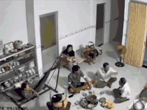 Cả nhà đang ăn tối liền hoảng loạn la hét, xem clip ai nấy mới hiểu lý do