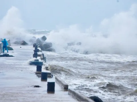 Gió mùa Đông Bắc tăng cấp, Biển Đông lại 'dậy sóng'