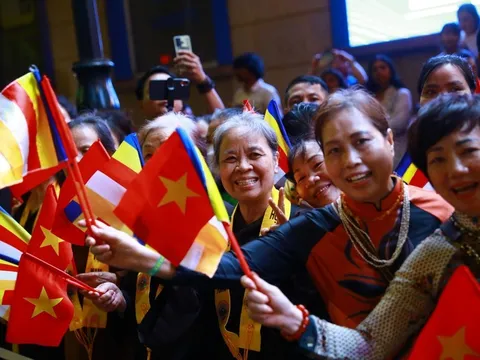 Hàng ngàn người dân chiêm bái xá lợi Đức Phật