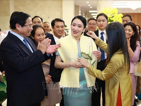Thủ tướng Phạm Minh Chính và Thủ tướng Thái Lan thưởng lãm các sản phẩm thủ công Việt Nam