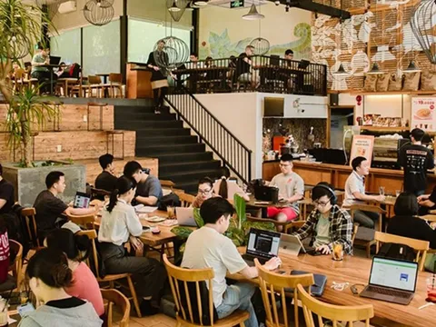 The Coffee House gây tranh cãi khi bịt ổ cắm điện: Động thái đuổi khéo khách ngồi lâu?