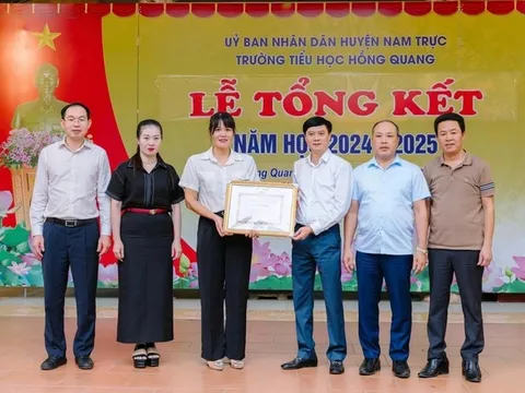 Nữ giáo viên dũng cảm lao xuống sông cứu người được khen thưởng