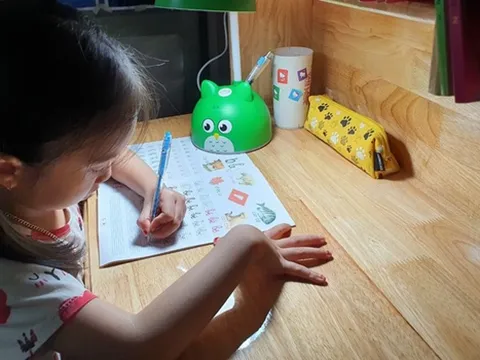 Cần tôn trọng quyền được viết tay trái của trẻ