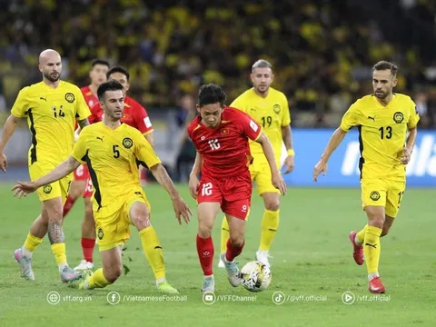 HLV Kim Sang Sik bất lực trước Malaysia quá mạnh