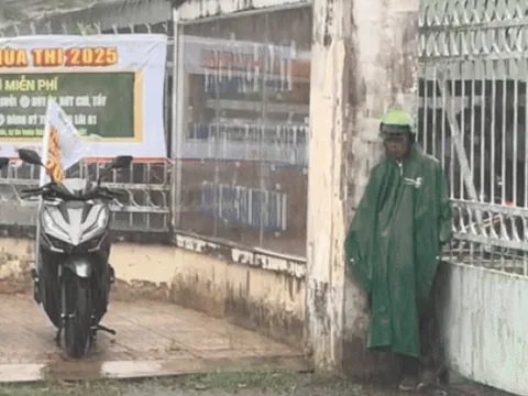 Video: Khoảnh khắc cha đợi con thi tốt nghiệp THPT giữa cơn mưa tầm tã gây xúc động