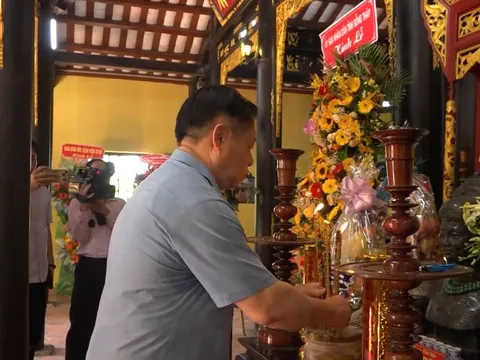 Trưởng Ban Tuyên giáo và Dân vận Trung ương viếng Đền thờ liệt sĩ Gò Công