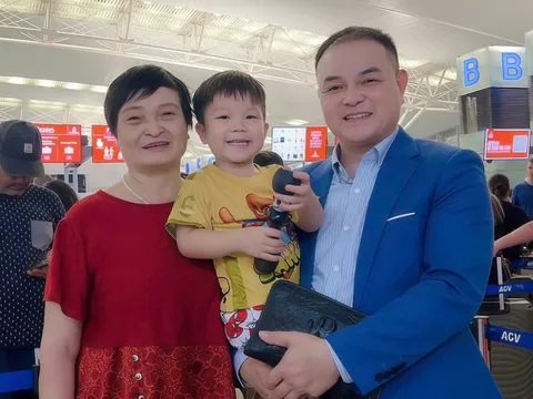 Doanh nhân Nguyễn Hồng Đăng xuất hiện tại sân bay Nội Bài cùng đoàn Cục Xúc tiến thương mại sang Dubai