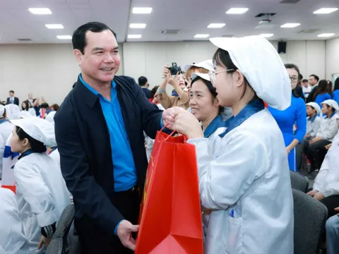 Người lao động thu nhập thấp dự kiến được nhận 1,3 triệu đồng quà Tết của Công đoàn