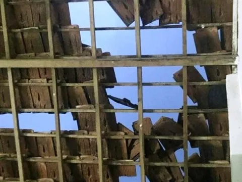 Đêm kinh hoàng vì bão số 13: Gió quật tung mái, sóng cao 10m