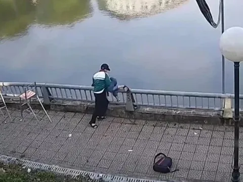 Vụ nam sinh lớp 8 đánh bạn, hất bạn xuống hồ nước: Có dấu hiệu của tội 'Giết người'