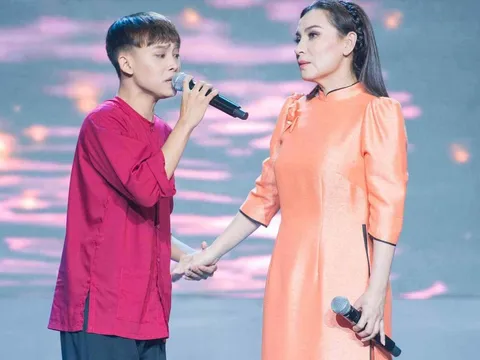 Hồ Văn Cường hát lại ca khúc của mẹ nuôi Phi Nhung