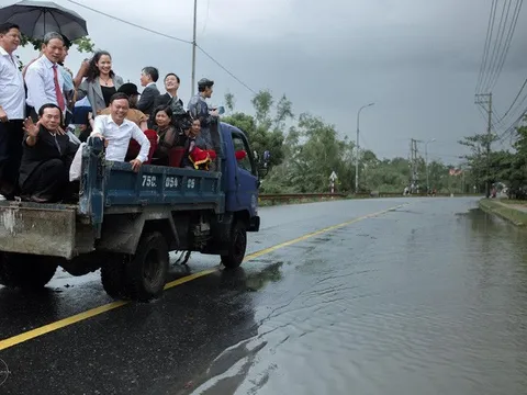 Đám cưới mùa mưa lũ ở Huế: Rước dâu bằng ghe và xe ben, khách mời xắn cao ống quần, lội nước tới chung vui